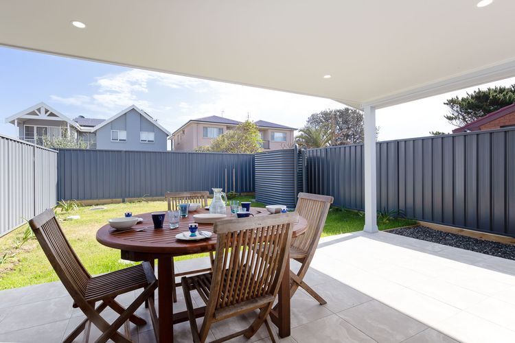 Birubi Breezes, 2/7 Fitzroy St – Large Duplex with Air Conditioning, WIFI & only 5 minute walk to the beach