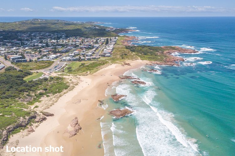 Birubi Breezes, 2/7 Fitzroy St – Large Duplex with Air Conditioning, WIFI & only 5 minute walk to the beach