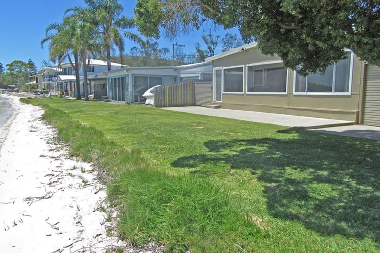 Casa Martins, 219 Foreshore Drive – Absolute Waterfront House