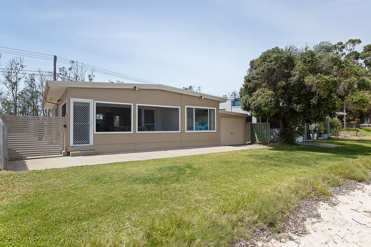 Casa Martins, 219 Foreshore Drive – Absolute Waterfront House