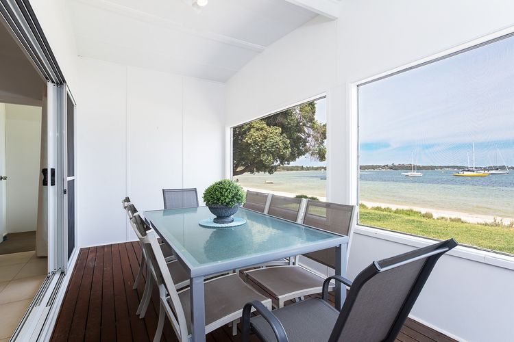 Casa Martins, 219 Foreshore Drive – Absolute Waterfront House
