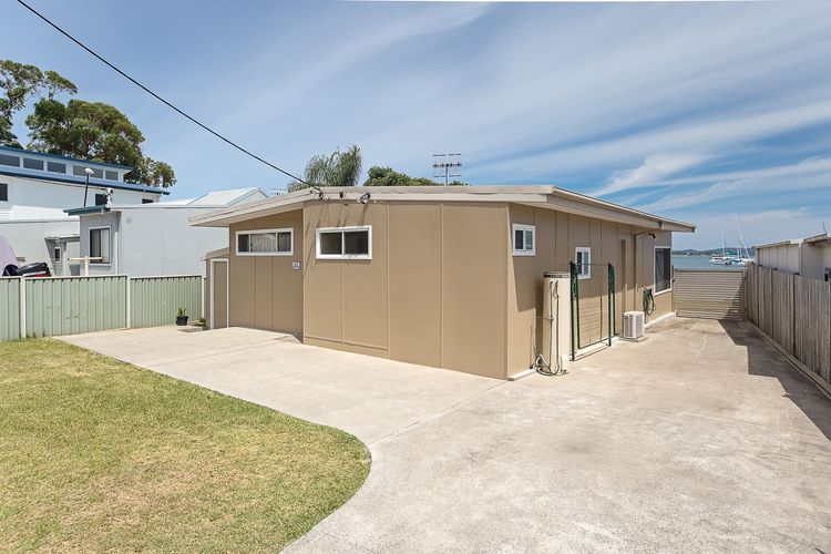 Casa Martins, 219 Foreshore Drive – Absolute Waterfront House
