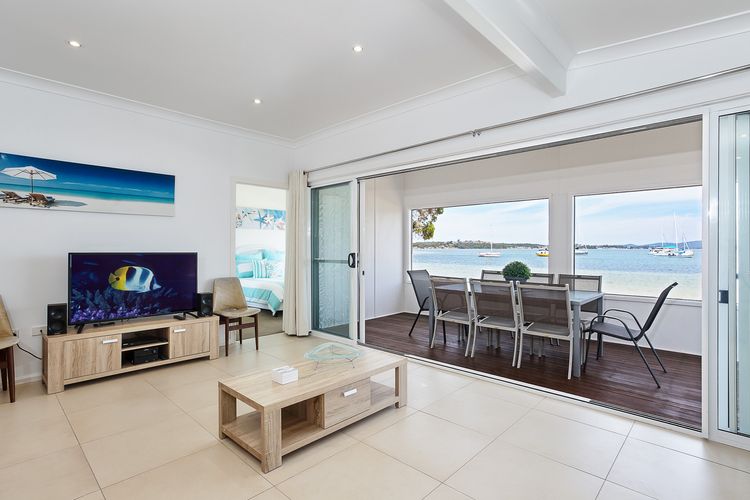 Casa Martins, 219 Foreshore Drive – Absolute Waterfront House