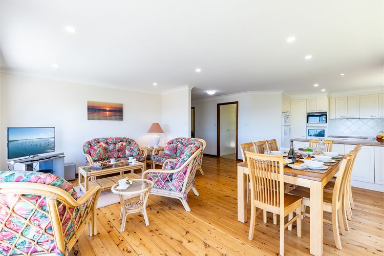 10 Garuwa Street – Fabulous Fingal Bay water views