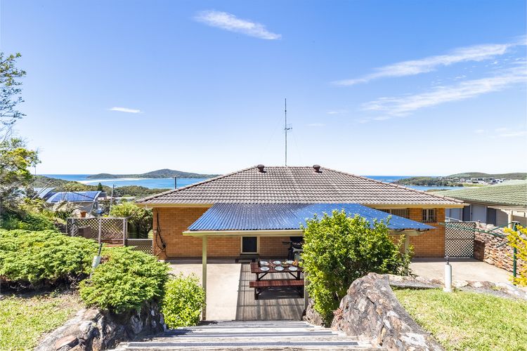 10 Garuwa Street – Fabulous Fingal Bay water views