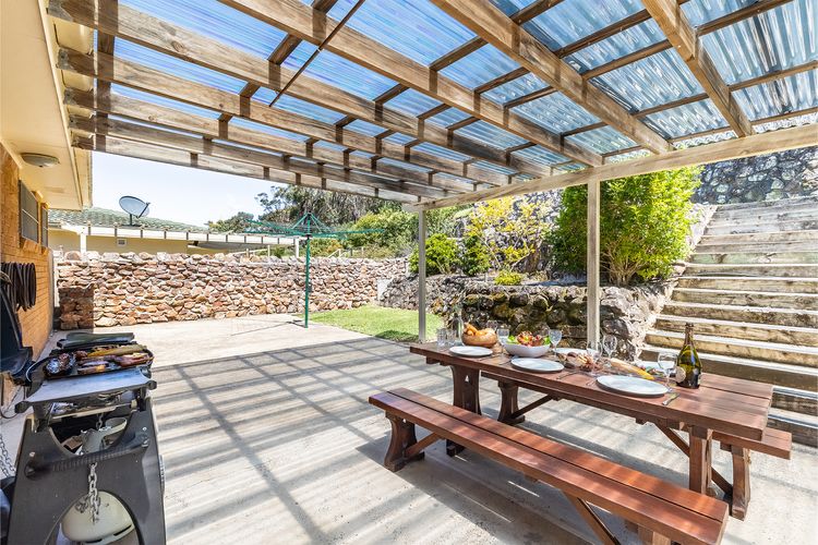 10 Garuwa Street – Fabulous Fingal Bay water views