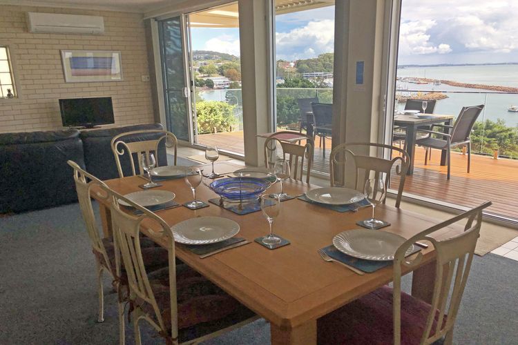 Classic View 1, 1/49 Victoria Parade – panoramic water views, aircon and WIFI