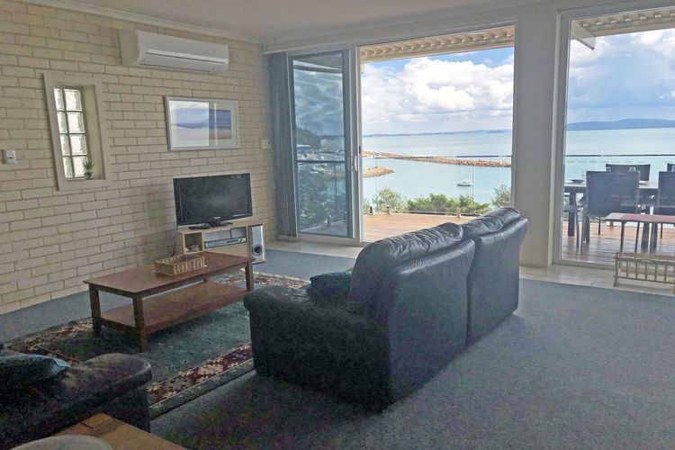 Classic View 1, 1/49 Victoria Parade – panoramic water views, aircon and WIFI