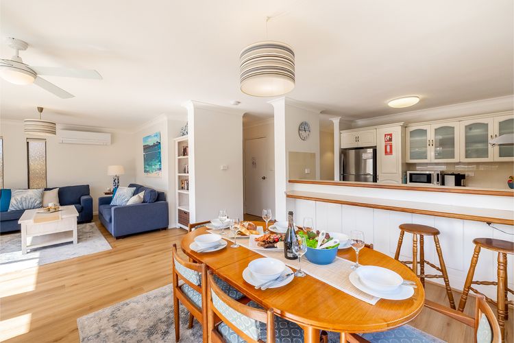 Columbia Views, 2/9 Columbia Close – Aircon, WIFI, Netflix, Views & Boat Parking