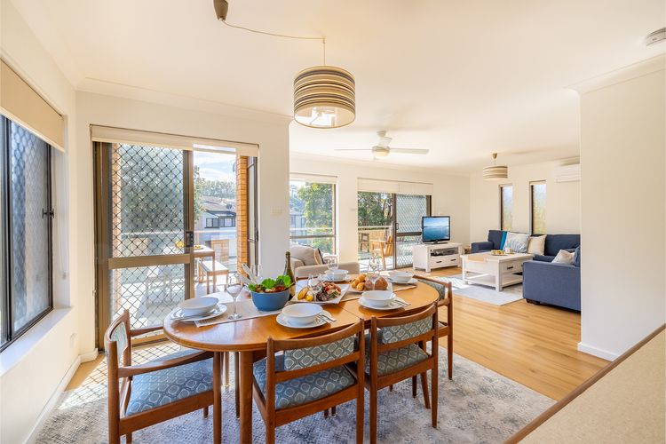 Columbia Views, 2/9 Columbia Close – Aircon, WIFI, Netflix, Views & Boat Parking