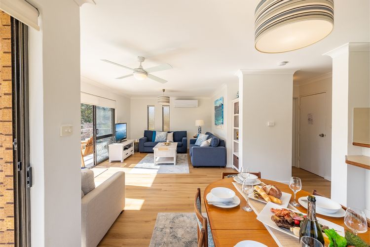 Columbia Views, 2/9 Columbia Close – Aircon, WIFI, Netflix, Views & Boat Parking