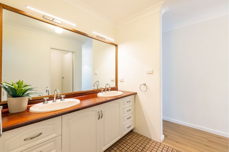 Columbia Views, 2/9 Columbia Close – Aircon, WIFI, Netflix, Views & Boat Parking