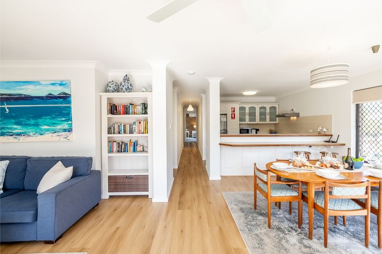Columbia Views, 2/9 Columbia Close – Aircon, WIFI, Netflix, Views & Boat Parking