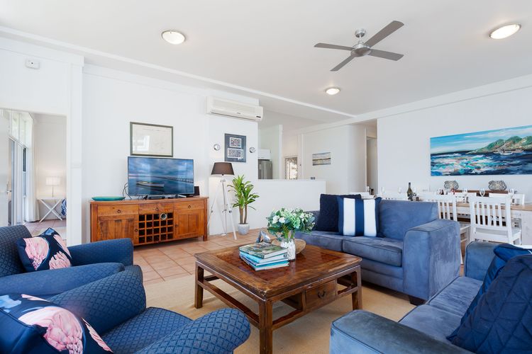 Corlette Waterfront, 2/44 Danalene Parade – Waterfront Luxury, WIFI, Aircon, Boat Parking