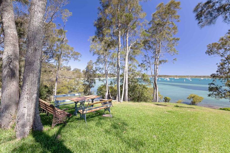 Corlette Waterfront, 2/44 Danalene Parade – Waterfront Luxury, WIFI, Aircon, Boat Parking