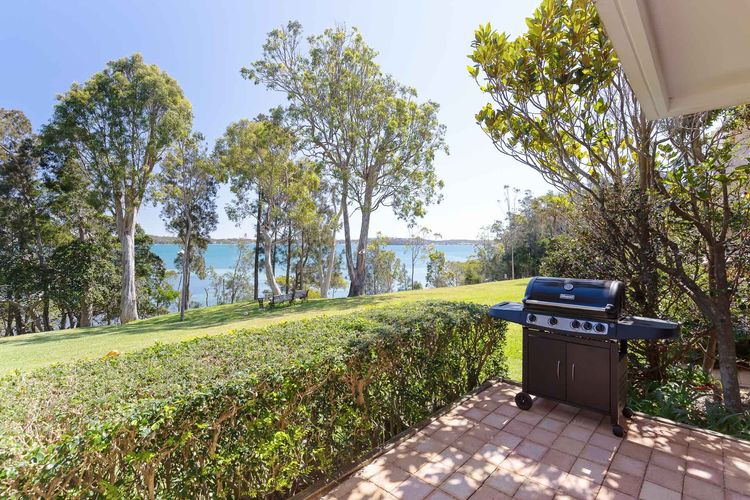 Corlette Waterfront, 2/44 Danalene Parade – Waterfront Luxury, WIFI, Aircon, Boat Parking