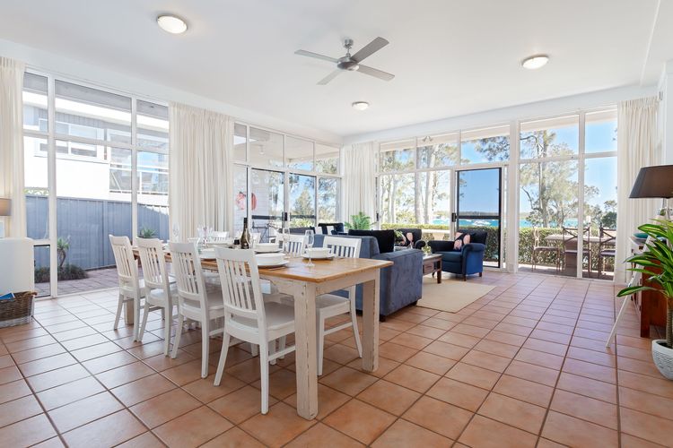 Corlette Waterfront, 2/44 Danalene Parade – Waterfront Luxury, WIFI, Aircon, Boat Parking