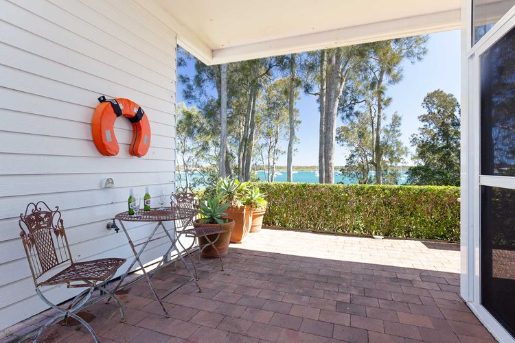 Corlette Waterfront, 2/44 Danalene Parade – Waterfront Luxury, WIFI, Aircon, Boat Parking