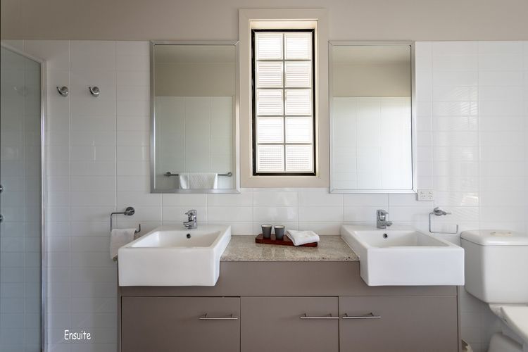 Cossies at Corlette – Stunning views & Beach access