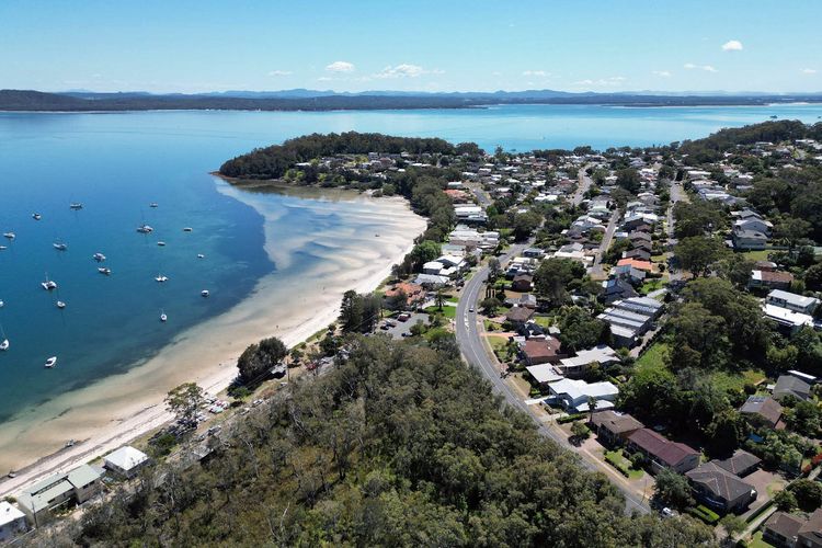 Cossies at Corlette – Stunning views & Beach access