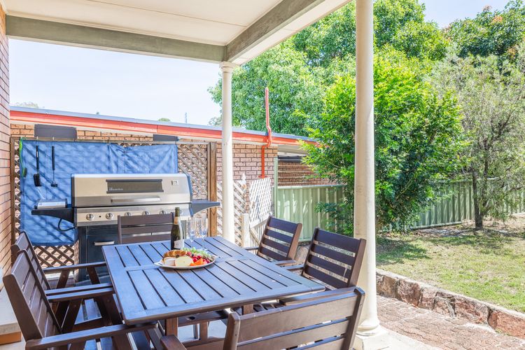 Cuddles Cottage, 4 Christmas Bush Avenue – air conditioned holiday house, 400 metres to Dutchies beach