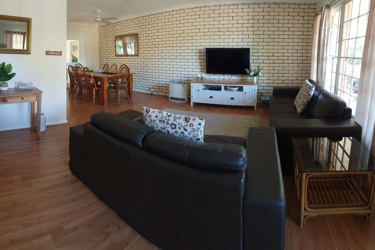 Cuddles Cottage, 4 Christmas Bush Avenue – air conditioned holiday house, 400 metres to Dutchies beach