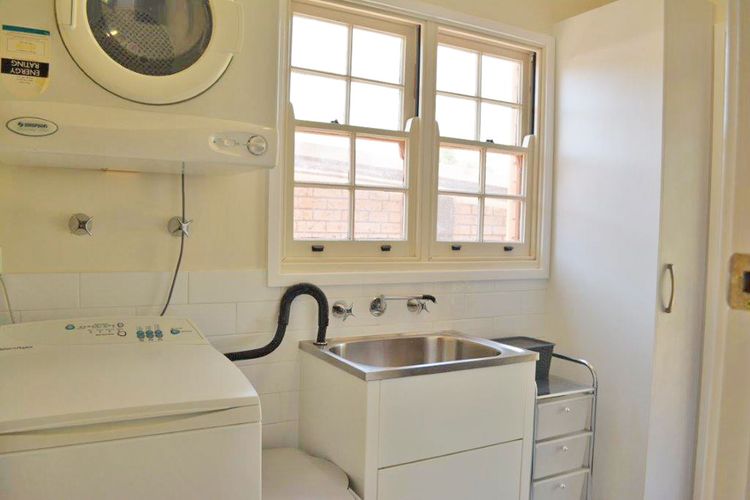 Cuddles Cottage, 4 Christmas Bush Avenue – air conditioned holiday house, 400 metres to Dutchies beach