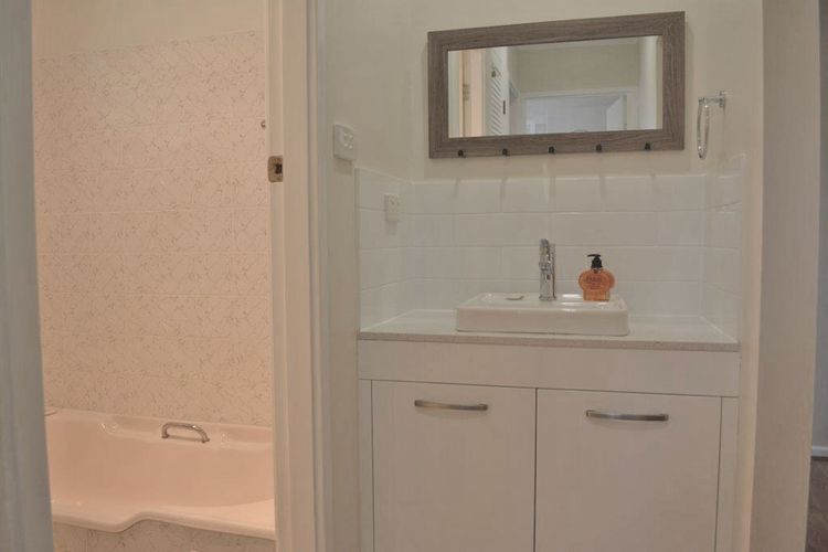 Cuddles Cottage, 4 Christmas Bush Avenue – air conditioned holiday house, 400 metres to Dutchies beach