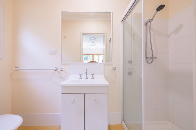 Cuddles Cottage, 4 Christmas Bush Avenue – air conditioned holiday house, 400 metres to Dutchies beach