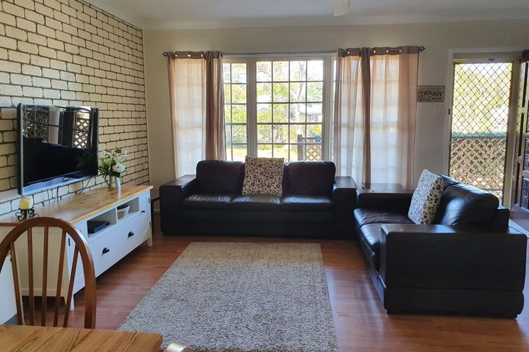 Cuddles Cottage, 4 Christmas Bush Avenue – air conditioned holiday house, 400 metres to Dutchies beach