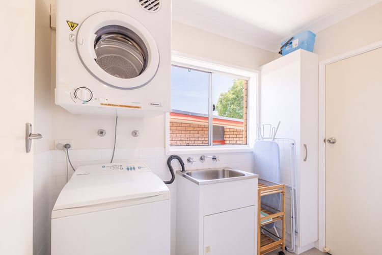 Cuddles Cottage, 4 Christmas Bush Avenue – air conditioned holiday house, 400 metres to Dutchies beach