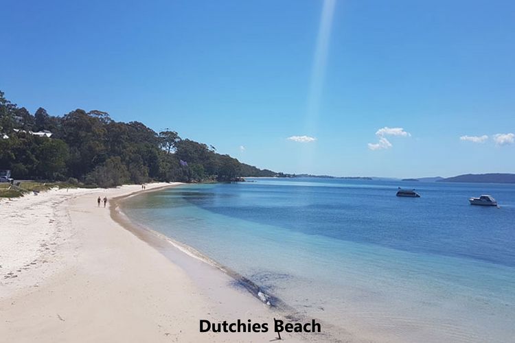 Cuddles Cottage, 4 Christmas Bush Avenue – air conditioned holiday house, 400 metres to Dutchies beach
