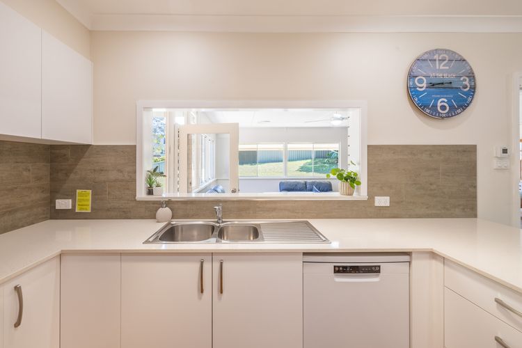 Cuddles Cottage, 4 Christmas Bush Avenue – air conditioned holiday house, 400 metres to Dutchies beach