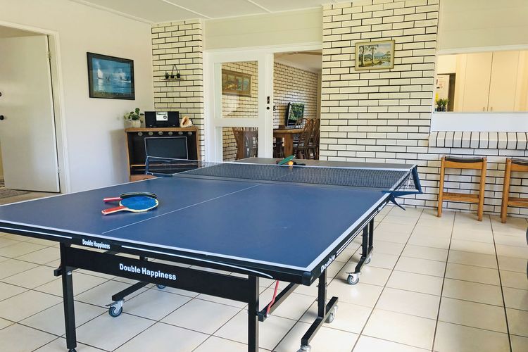 Cuddles Cottage, 4 Christmas Bush Avenue – air conditioned holiday house, 400 metres to Dutchies beach