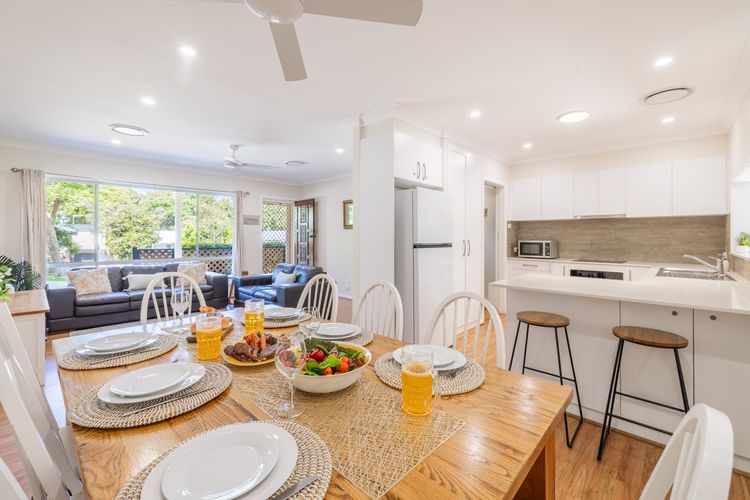 Cuddles Cottage, 4 Christmas Bush Avenue – air conditioned holiday house, 400 metres to Dutchies beach