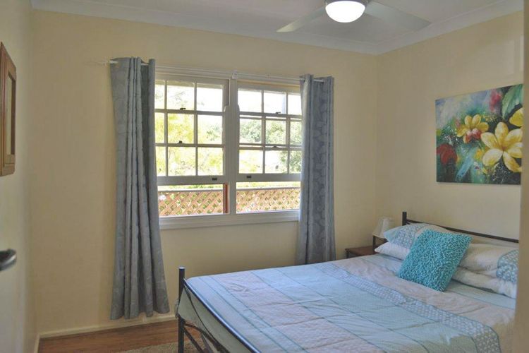 Cuddles Cottage, 4 Christmas Bush Avenue – air conditioned holiday house, 400 metres to Dutchies beach