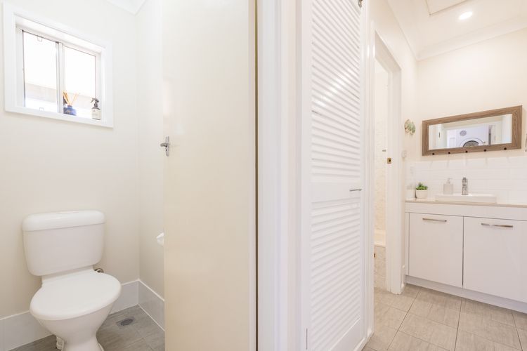 Cuddles Cottage, 4 Christmas Bush Avenue – air conditioned holiday house, 400 metres to Dutchies beach