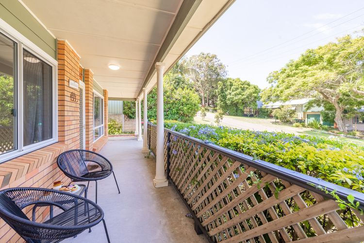 Cuddles Cottage, 4 Christmas Bush Avenue – air conditioned holiday house, 400 metres to Dutchies beach