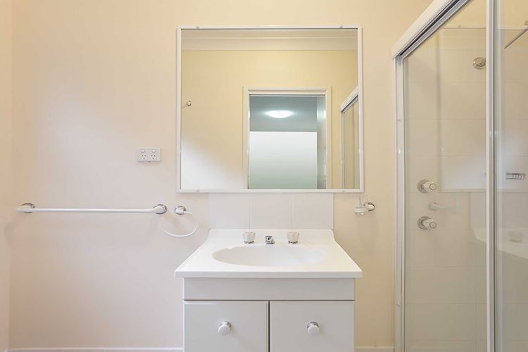 Cuddles Cottage, 4 Christmas Bush Avenue – air conditioned holiday house, 400 metres to Dutchies beach