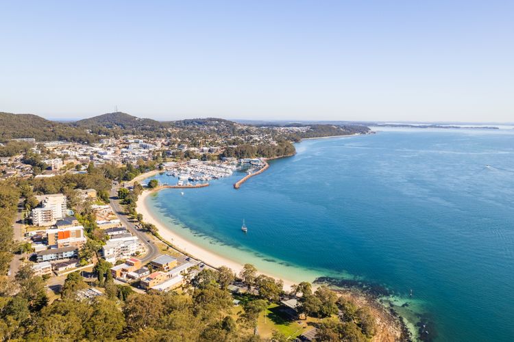 Cuddles Cottage, 4 Christmas Bush Avenue – air conditioned holiday house, 400 metres to Dutchies beach