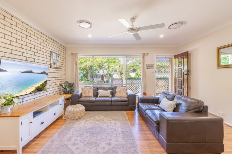 Cuddles Cottage, 4 Christmas Bush Avenue – air conditioned holiday house, 400 metres to Dutchies beach