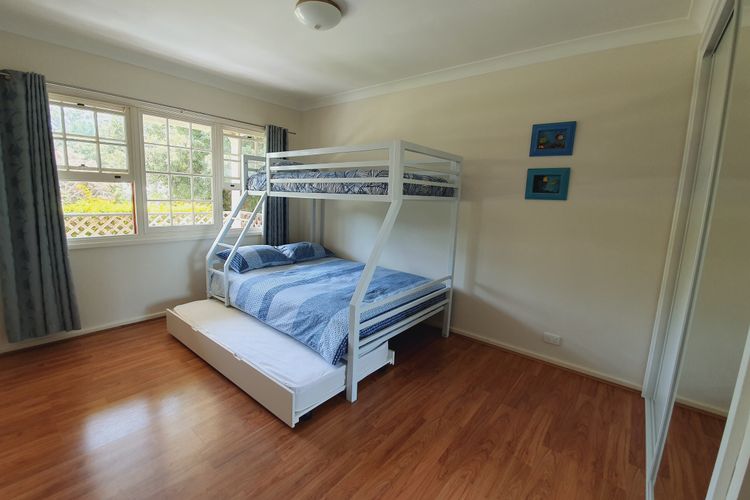 Cuddles Cottage, 4 Christmas Bush Avenue – air conditioned holiday house, 400 metres to Dutchies beach