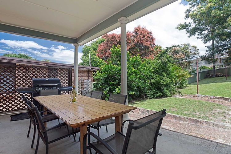 Cuddles Cottage, 4 Christmas Bush Avenue – air conditioned holiday house, 400 metres to Dutchies beach