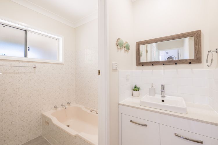 Cuddles Cottage, 4 Christmas Bush Avenue – air conditioned holiday house, 400 metres to Dutchies beach