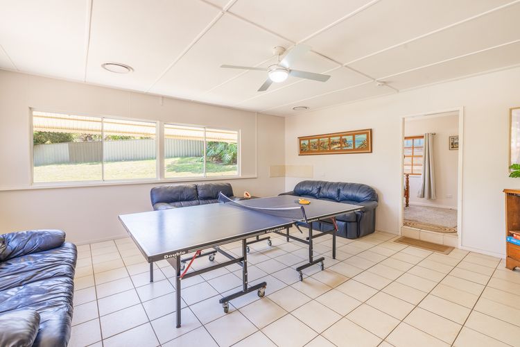 Cuddles Cottage, 4 Christmas Bush Avenue – air conditioned holiday house, 400 metres to Dutchies beach