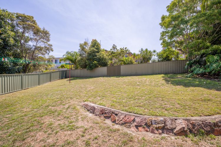 Cuddles Cottage, 4 Christmas Bush Avenue – air conditioned holiday house, 400 metres to Dutchies beach