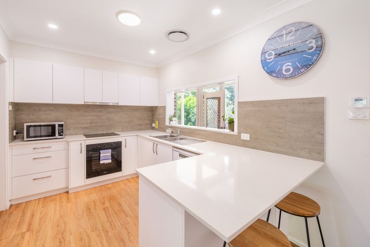 Cuddles Cottage, 4 Christmas Bush Avenue – air conditioned holiday house, 400 metres to Dutchies beach