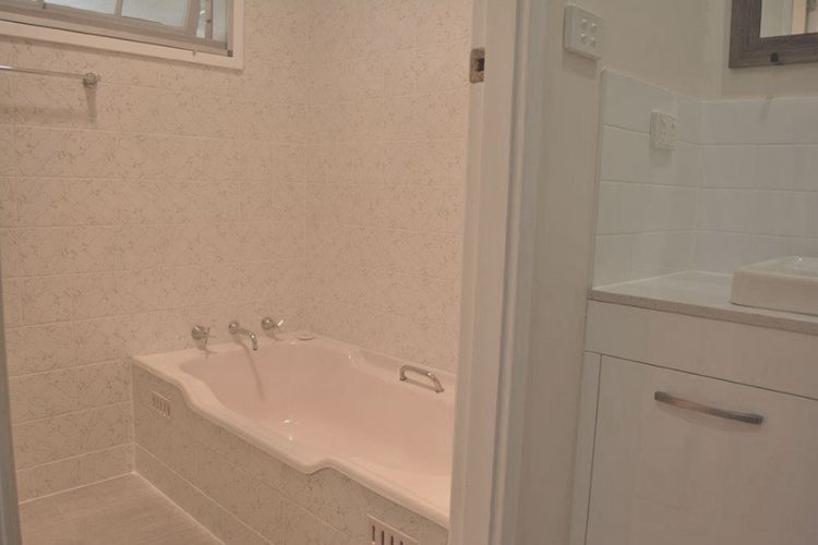 Cuddles Cottage, 4 Christmas Bush Avenue – air conditioned holiday house, 400 metres to Dutchies beach