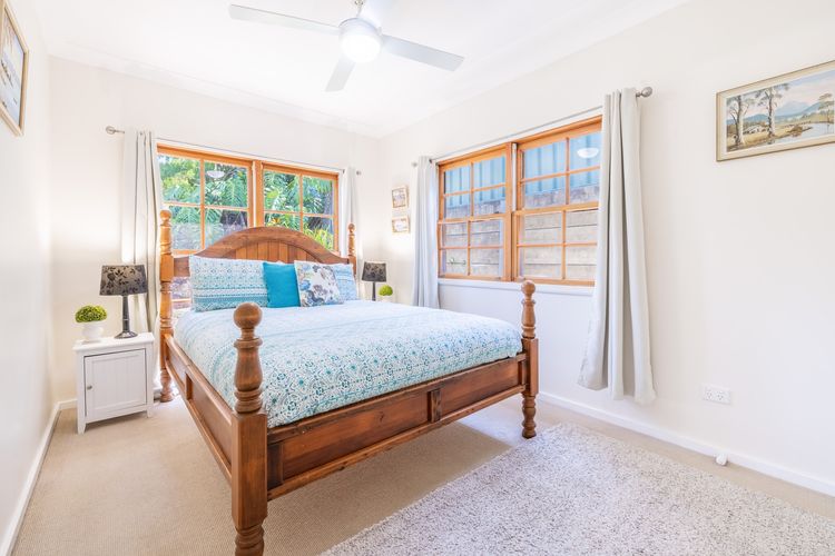 Cuddles Cottage, 4 Christmas Bush Avenue – air conditioned holiday house, 400 metres to Dutchies beach