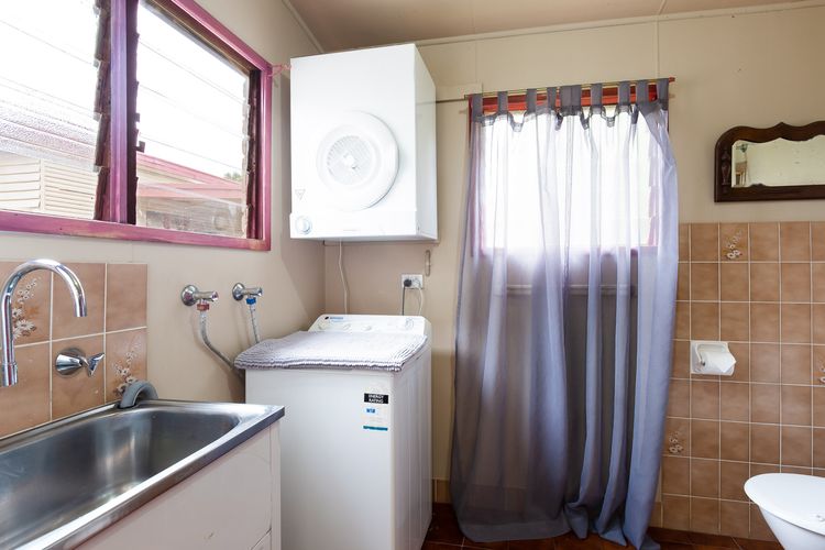 Daves Place, 27 Rigney St – Holiday house with WIFI, Dog Friendly, Aircon & Boat Parking